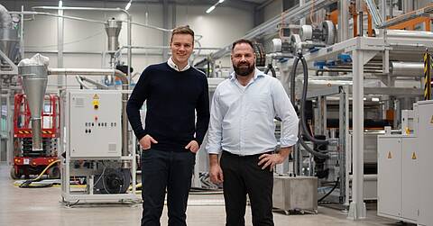 KEB Mitarbeiter Tim Aufderheide und Tobias Feeß in einer Maschinenhalle